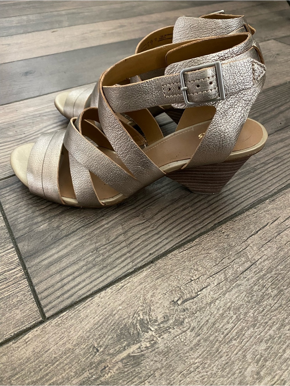 NWOB Clarks Ranae Estelle Women's Metallic Leather Sandal - 6.5 Color Metal Dore - Picture 4 of 8